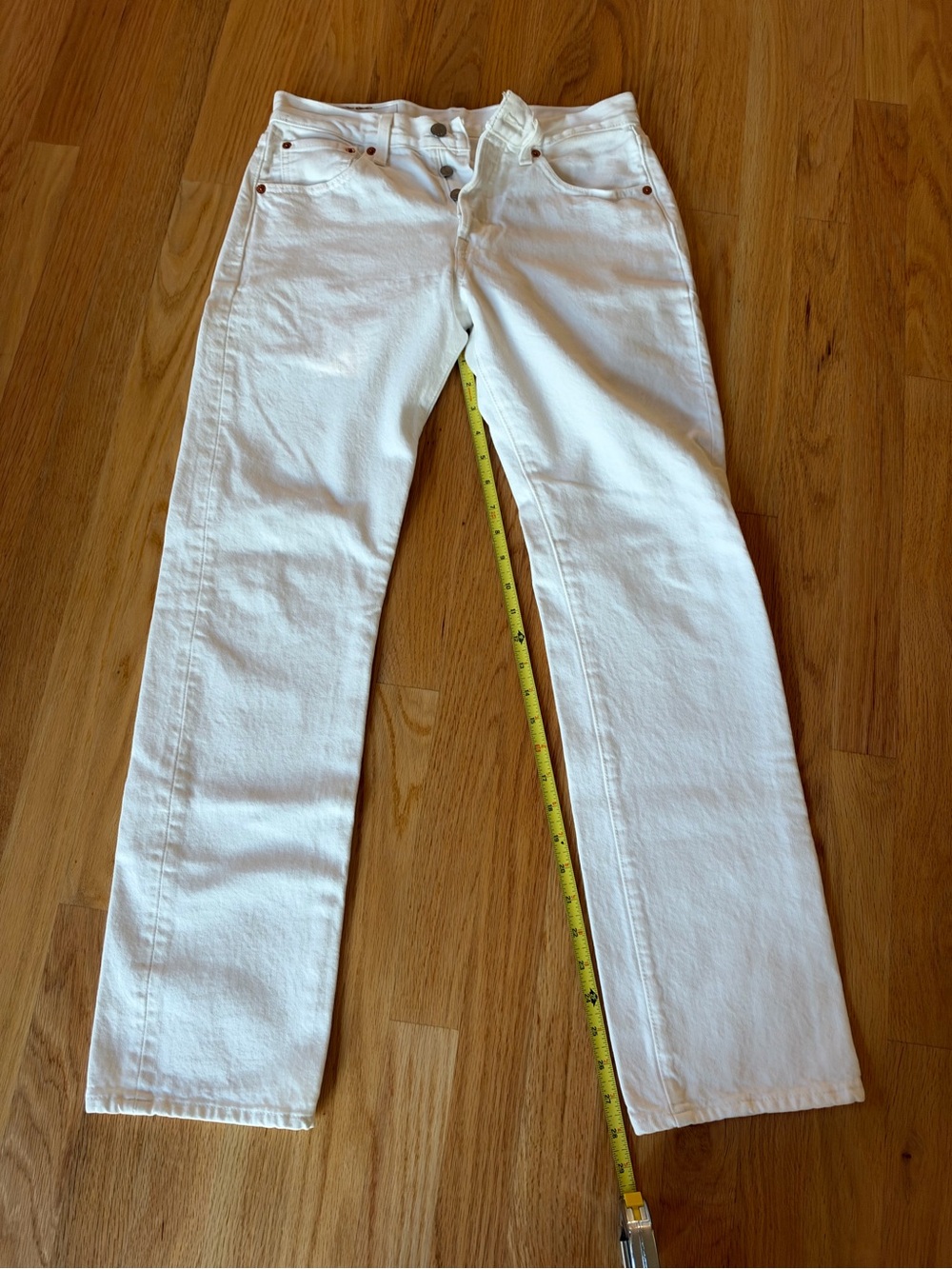 Women’s white Levi’s 501 jeans 28